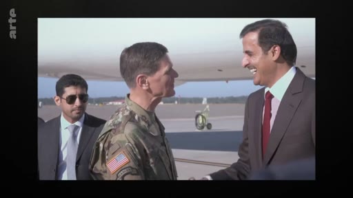 Le général américain Joseph Votel, commandant du Commandement central des États-Unis, serre la main de l'émir du Qatar, Tamim ben Hamad Al Thani, lors d'une rencontre officielle sur un tarmac d'aéroport. Un assistant porte des lunettes de soleil en arrière-plan.