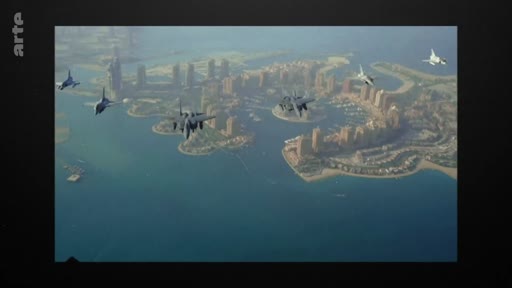 Des avions de chasse en formation survolent l'île artificielle The Pearl à Doha, au Qatar. Cette image illustre la puissance militaire et les infrastructures urbaines du Qatar.