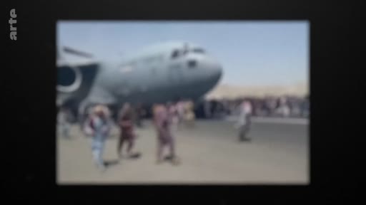 Des civils afghans se pressent sur le tarmac de l'aéroport de Kaboul en août 2021, tentant de monter à bord d'un avion de transport militaire américain C-17 Globemaster III lors de l'évacuation d'Afghanistan.