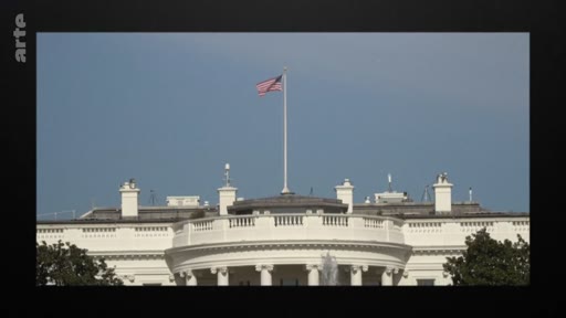 Vue extérieure de la Maison Blanche à Washington D.C., siège du pouvoir exécutif des États-Unis, avec le drapeau américain visible sur le toit.