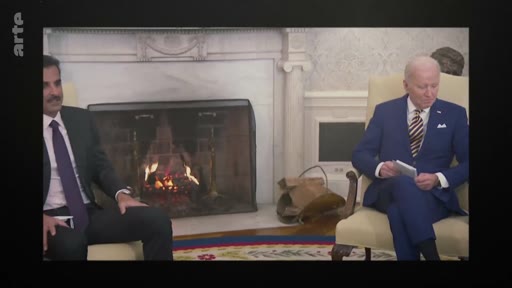 Le président des États-Unis Joe Biden et l'émir du Qatar, Tamim ben Hamad Al Thani, sont assis dans le Bureau ovale de la Maison-Blanche pour une rencontre diplomatique officielle.