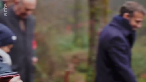 Le président français Emmanuel Macron lors d'une visite officielle en forêt, dans le cadre d'un reportage sur la reforestation en France.