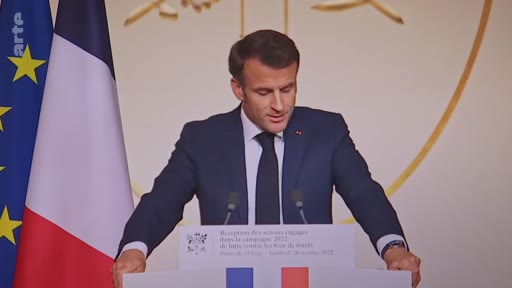 Le président français Emmanuel Macron prononce un discours lors d'une réception officielle au Palais de l'Élysée le 28 novembre 2022, comme l'indique le pupitre.