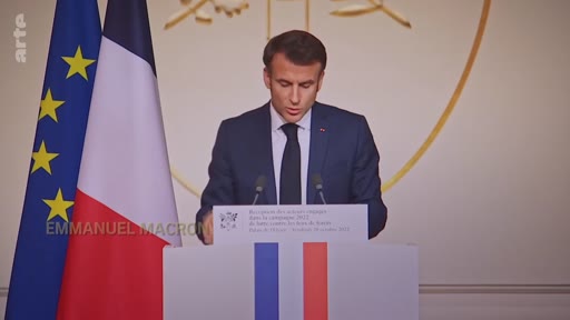 Le président français Emmanuel Macron prononce un discours devant les drapeaux français et européen, lors d'une allocution officielle en décembre 2022.