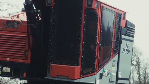 Gros plan sur la cabine d'une abatteuse forestière TimberPro modèle TF 830C utilisée pour les opérations de déforestation industrielle.
