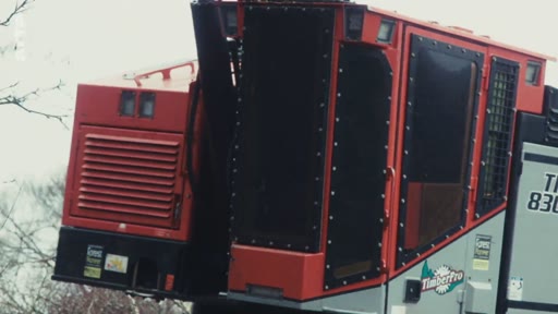 Gros plan sur la cabine et le moteur d'une abatteuse forestière de marque TimberPro, modèle 830, utilisée pour les opérations de déforestation industrielle.