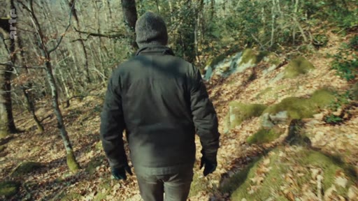 Rémi Gerbaud marche sur un sentier forestier en hiver, illustrant son travail et sa perspective sur la gestion forestière.