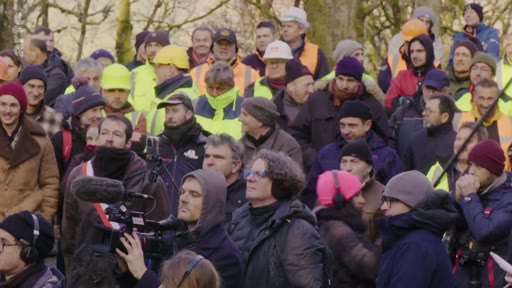 Une foule de manifestants ou de professionnels de la filière forêt-bois rassemblés en extérieur, certains portant des casques de sécurité, lors d'un événement public.