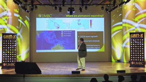 Un intervenant présente une conférence intitulée 'Where are plantations expanding?' lors d'un événement GRIT-X organisé par l'université UMBC. La présentation inclut des cartes et des graphiques illustrant la croissance des plantations et la reforestation dans les zones arides.
