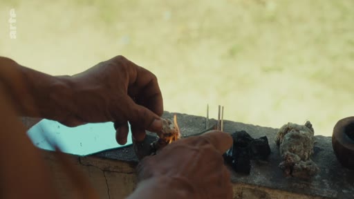 Un membre de la communauté autochtone Pataxó allume un feu rituel en utilisant des éléments naturels, illustrant les traditions et la culture préservées sur le territoire Pataxó.