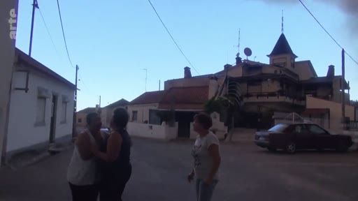 Trois femmes discutent dans une rue résidentielle, possiblement lors d'un événement lié à un incendie, comme le suggère le contexte de l'archive amateur.