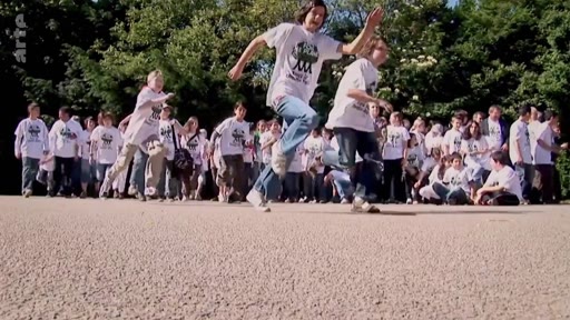 Des jeunes militants de l'organisation Plant-for-the-Planet participent à une action de sensibilisation en courant en groupe dans un parc. Cette scène illustre l'engagement des enfants et des adolescents pour la protection de l'environnement et la reforestation.