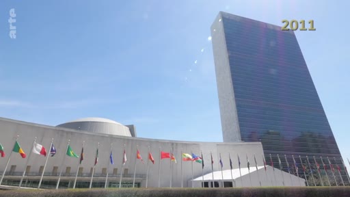 Vue extérieure du siège des Nations unies à New York en 2011, avec les drapeaux des États membres devant le bâtiment emblématique. Cette image illustre le centre de la diplomatie internationale et des enjeux mondiaux.