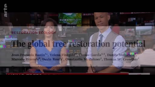 Deux présentateurs de télévision présentent les résultats de l'étude scientifique 'The global tree restoration potential' publiée dans la revue Restoration Ecology, listant les auteurs Jean-Francois Bastin, Yelena Finegold, Claude Garcia, Danilo Mollicone, Marcelo Rezende, Devin Routh, Constantin M. Zohner et Thomas W. Crowther.