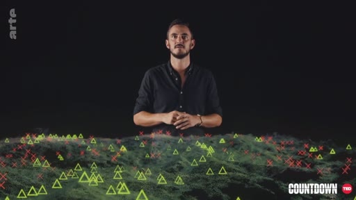 Un présentateur de l'émission Countdown sur Arte présente une analyse de données scientifiques illustrée par une carte topographique numérique avec des marqueurs triangulaires et des croix. Le visuel met en avant une approche analytique des méthodes scientifiques.