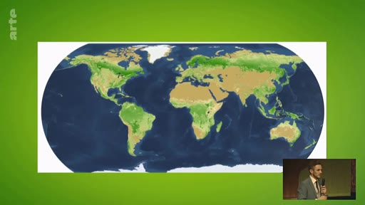 Un présentateur en costume s'exprime lors d'une émission sur l'analyse critique des méthodes scientifiques, illustrée par une carte du monde projetée en arrière-plan.