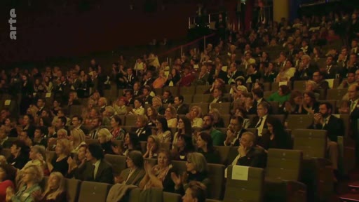 Vue d'ensemble d'une salle de cinéma ou d'un auditorium rempli de spectateurs assistant à un événement, une conférence ou une projection, avec le logo de la chaîne Arte visible en haut à gauche.
