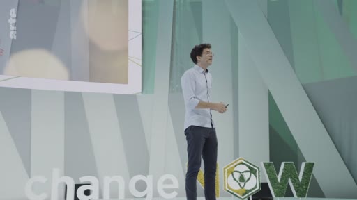 Un intervenant masculin présente une conférence sur scène lors de l'événement ChangeNOW, devant un décor arborant le logo de la manifestation.