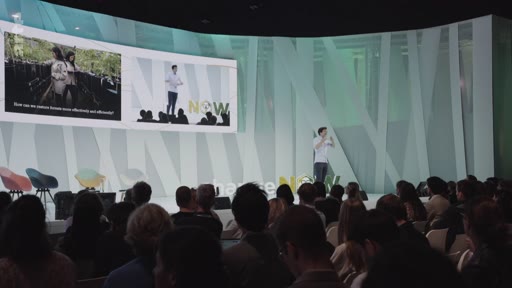 Un conférencier s'exprime sur scène lors de l'événement ChangeNOW, illustrant son propos avec une projection montrant des plantations d'arbres et la question : 'How can we connect forests more effectively and efficiently?'.