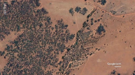 Vue satellite montrant la topographie et la végétation d'un écosystème de savane, illustrant les paysages naturels étudiés pour leur rôle dans le cycle du carbone.