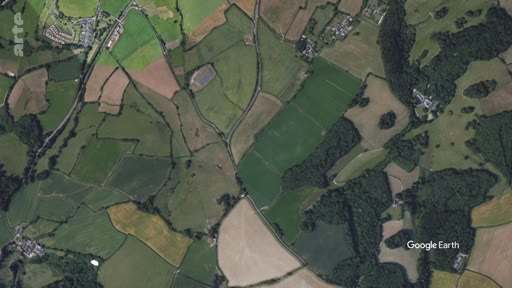 Vue aérienne par satellite montrant un paysage rural avec des parcelles agricoles, des haies et des zones boisées, illustrant la structure du territoire et l'occupation des sols.