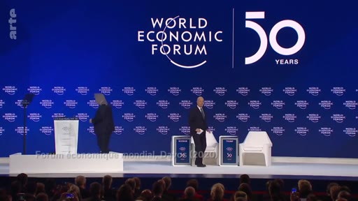 Vue d'ensemble de la scène du Forum économique mondial (World Economic Forum) à Davos en 2020, marquant le 50e anniversaire de l'événement. Un intervenant est présent sur scène devant le logo officiel du WEF.