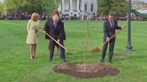 Le président américain Donald Trump, la Première dame Brigitte Macron et le président français Emmanuel Macron participent à une cérémonie de plantation d'arbre dans les jardins de la Maison Blanche à Washington. Cet événement symbolique souligne les relations diplomatiques entre la France et les États-Unis.