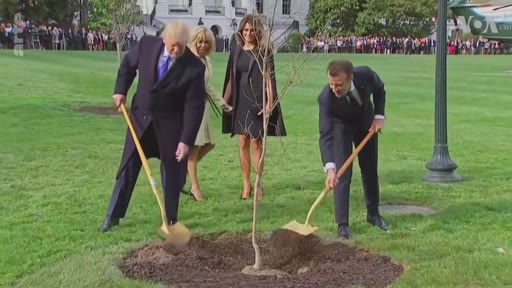 Le président américain Donald Trump et le président français Emmanuel Macron, accompagnés de leurs épouses Melania Trump et Brigitte Macron, participent à une cérémonie de plantation d'un arbre dans les jardins de la Maison-Blanche à Washington. Cet événement symbolique souligne les relations diplomatiques entre la France et les États-Unis.