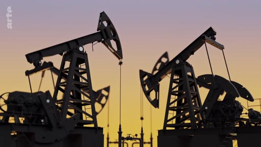 Vue d'ensemble de deux pompes à balancier en activité sur un champ pétrolifère au coucher du soleil, illustrant l'industrie des énergies fossiles et les enjeux de la transition énergétique.