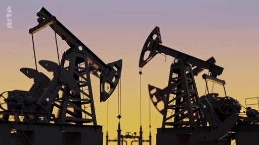 Vue d'ensemble de deux pompes à balancier en activité sur un champ pétrolifère au crépuscule, illustrant l'industrie des énergies fossiles et les enjeux de la transition énergétique.