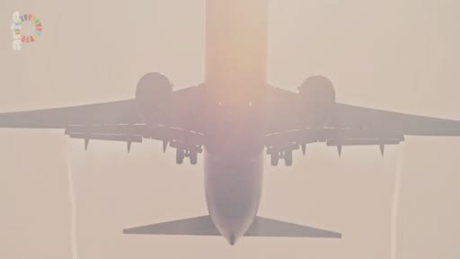 Vue en contre-plongée d'un avion de ligne en phase d'approche, illustrant le transport aérien et les enjeux environnementaux liés aux émissions de CO2.