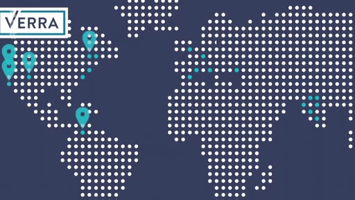 Une carte du monde composée de points blancs sur fond bleu, illustrant la présence mondiale de l'organisation Verra, avec des marqueurs de localisation en bleu clair.