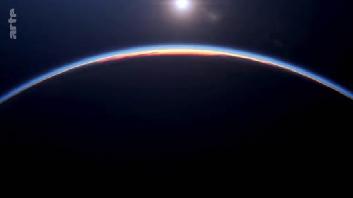 Vue panoramique de la courbure de la Terre et de son atmosphère fine vue depuis l'espace, illustrant les enjeux environnementaux et climatiques mondiaux.
