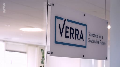 Le logo de l'organisation Verra, spécialisée dans les standards pour un futur durable, est affiché sur une plaque dans des bureaux. Cette image illustre le rôle de Verra dans la certification de projets environnementaux et climatiques.