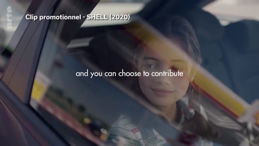 Une jeune fille est filmée à travers la vitre d'une voiture dans un clip promotionnel de la compagnie pétrolière Shell datant de 2020. L'image illustre une campagne de communication axée sur la transition énergétique et la contribution environnementale.