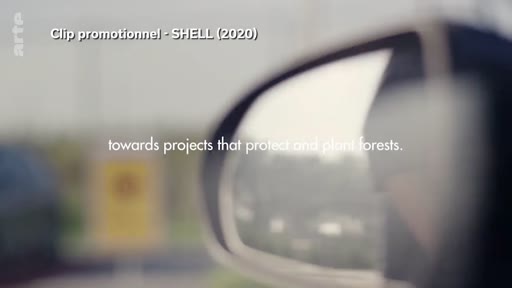 Un plan de rétroviseur de voiture illustrant un clip promotionnel de la compagnie pétrolière Shell en 2020, accompagné d'un texte sur la protection des forêts. Cette image est utilisée dans le cadre d'une analyse sur le greenwashing industriel.