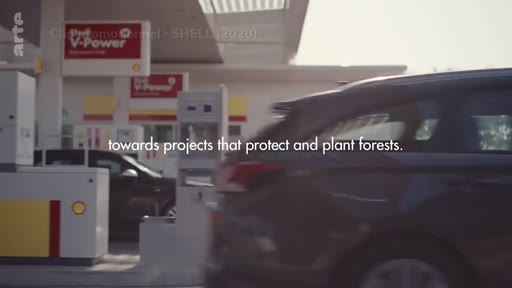 Une voiture circule devant une station-service Shell, illustrant les pratiques de communication de l'entreprise Shell en 2020 concernant les projets de protection et de plantation de forêts.