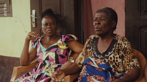 Deux femmes africaines discutent lors d'un entretien filmé dans le cadre d'un reportage sur la lutte pour les terres ancestrales.