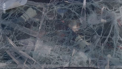 Gros plan sur un pare-brise de véhicule gravement endommagé et étoilé par l'impact, illustrant les conséquences d'un accident de la route.