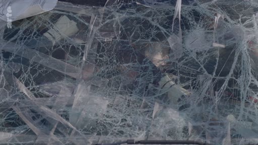 Gros plan sur un pare-brise de véhicule automobile totalement étoilé et brisé, illustrant les conséquences d'un accident de la route grave.