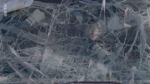 Gros plan sur un pare-brise de véhicule gravement endommagé et étoilé par un impact, illustrant les conséquences d'un accident de la route.