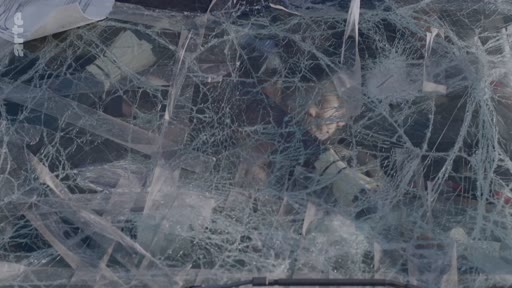 Gros plan sur un pare-brise de véhicule gravement endommagé et étoilé par l'impact, illustrant les conséquences d'un accident de la route.