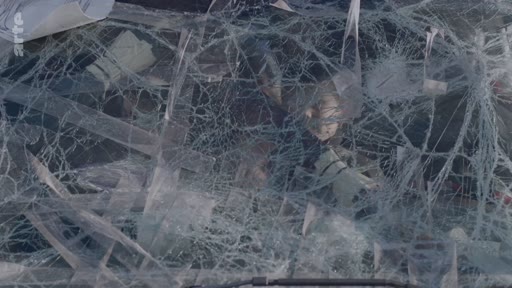 Gros plan sur un pare-brise de véhicule gravement endommagé et étoilé par l'impact, illustrant les conséquences d'un accident de la route.