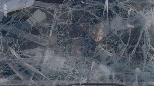 Gros plan sur un pare-brise de véhicule gravement endommagé et étoilé par l'impact, illustrant les conséquences d'un accident de la route.