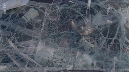 Gros plan sur un pare-brise de véhicule gravement endommagé et étoilé par un impact, illustrant les conséquences d'un accident de la route.