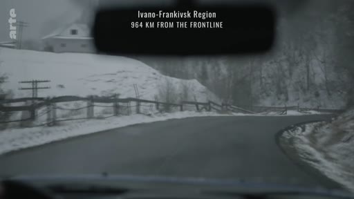 Vue depuis un véhicule sur une route enneigée dans la région d'Ivano-Frankivsk, située à 964 km de la ligne de front en Ukraine.