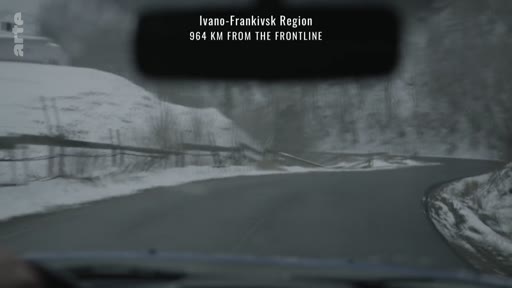Vue depuis un véhicule sur une route sinueuse et enneigée dans la région d'Ivano-Frankivsk, située à 964 km de la ligne de front en Ukraine.