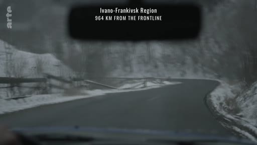 Vue depuis un véhicule sur une route sinueuse et enneigée dans la région d'Ivano-Frankivsk, située à 964 km de la ligne de front en Ukraine.