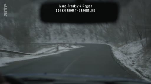 Vue depuis l'intérieur d'un véhicule sur une route sinueuse et enneigée dans la région d'Ivano-Frankivsk, située à 964 km de la ligne de front en Ukraine.