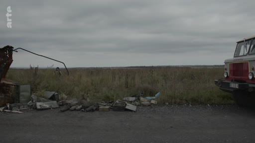 Un camion stationné sur le bas-côté d'une route près d'un champ dans la région de Kherson, en Ukraine, dans le cadre d'une enquête sur les crimes de guerre.